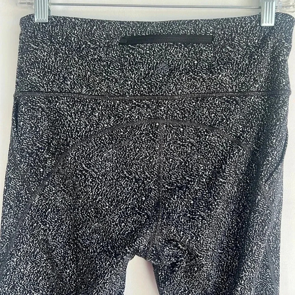 ATHLETA Lightning Static 7/8 Leggings, Women’s Size Medium, Black/White, Pockets - Picture 6 of 13